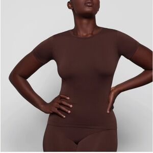 NWT SKIMS (B7) SOFT SMOOTHING T-SHIRT IN COCOA S